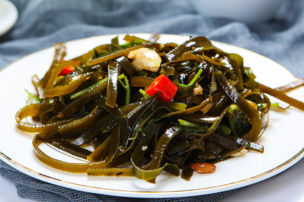 泡海帶，不要直接用水泡，多做1步，海帶肥厚鮮美，軟糯好吃