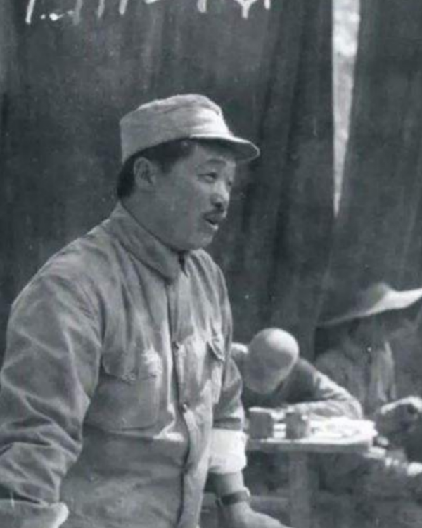 64年賀龍請楊勇吃飯，看到滿滿一桌子菜生氣道：把你們經理叫過來