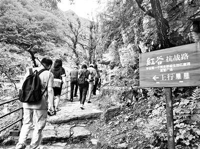 村莊兩番罹難,魚子山堡壘屹立敵後 黨員百倍增速,紅崖洞曙光照耀冀東 村莊兩番罹難,魚子山堡壘屹立敵後 黨員百倍增速,紅崖洞曙光照耀冀東