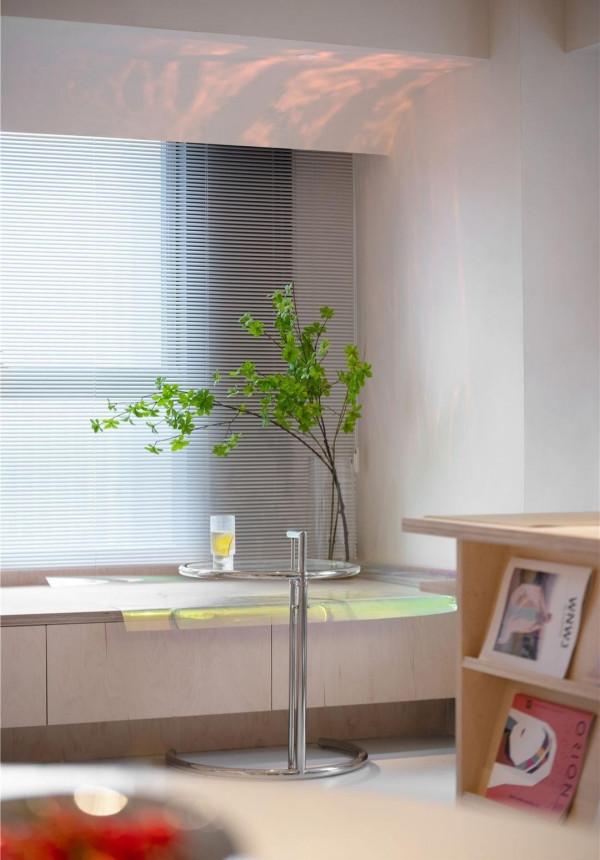 49平米的公寓改變成工作區，滿足功能需求，並引入光影效果