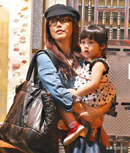 經紀人霍汶希：捧紅謝霆鋒，未婚生女獨自撫養10年，如今過得好嗎