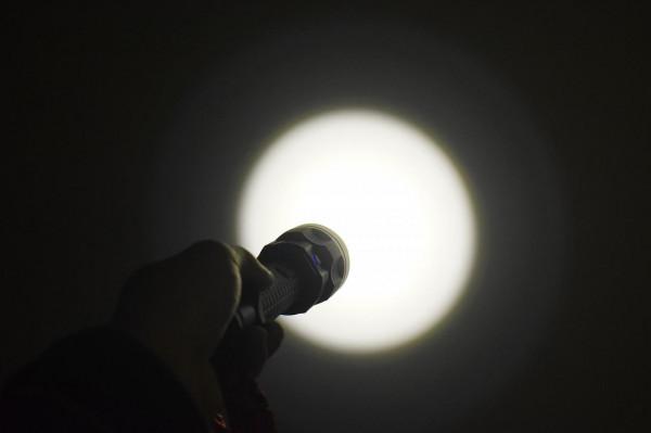 照亮黑夜的一束光！——在路上X6 USB戶外手電體驗