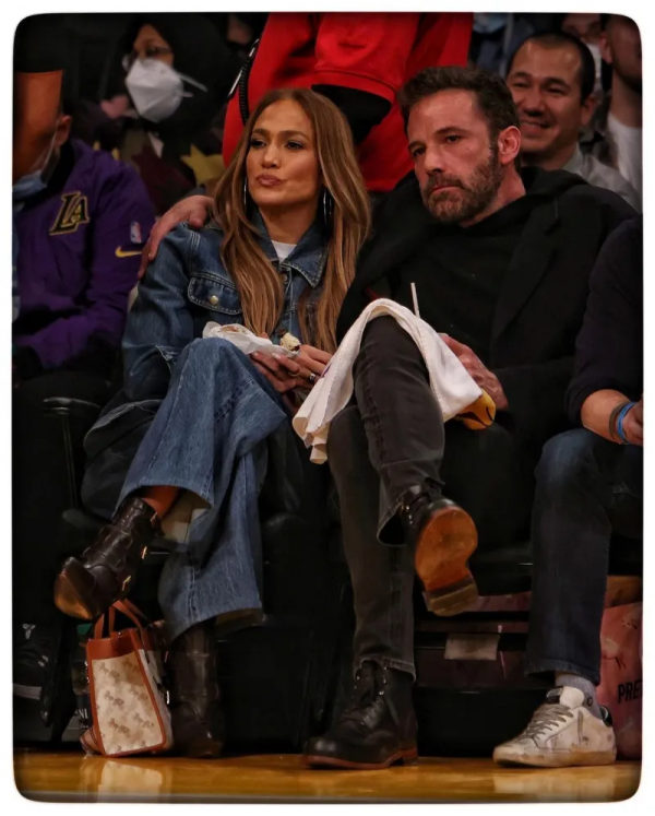 助攻蝙蝠俠！威少在比賽期間為場邊阿弗萊克送上毛巾