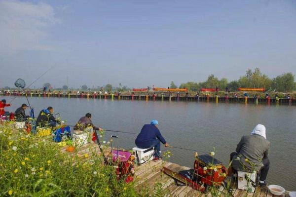 46歲湖北大叔，靠釣魚積累千萬粉絲，單場直播賣貨超100萬元