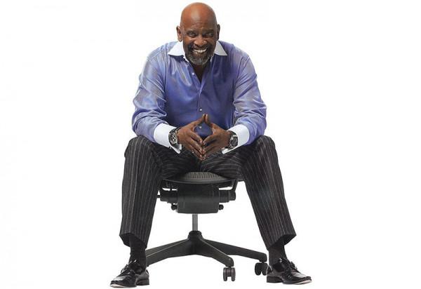 華爾街第一位黑人富豪,曾被妻子拋棄,和兒子流浪街頭住公廁 華爾街第一位黑人富豪,曾被妻子拋棄,和兒子流浪街頭住公廁