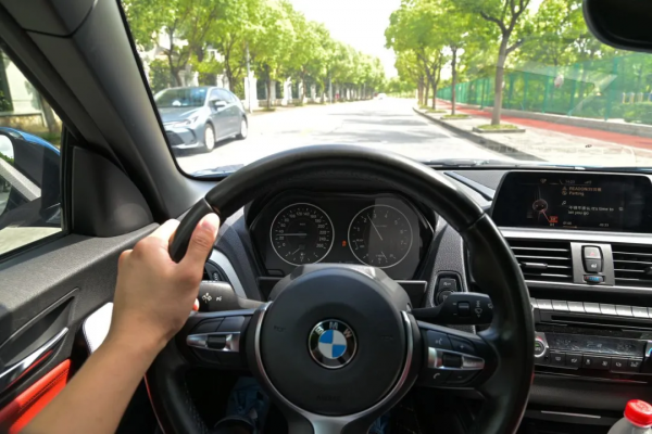 二手寶馬敞篷220i，年均一萬公里，還有M套件，二十多萬即可擁有