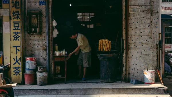 破舊市井裡，卻藏著煙火氣的院子生活