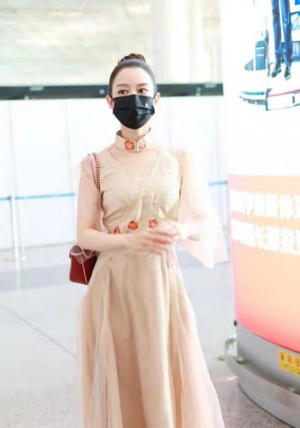 吉娜走機場也太端著了,一襲薄紗裙和旁人格格不入,隆重過頭了 吉娜走機場也太端著了,一襲薄紗裙和旁人格格不入,隆重過頭了