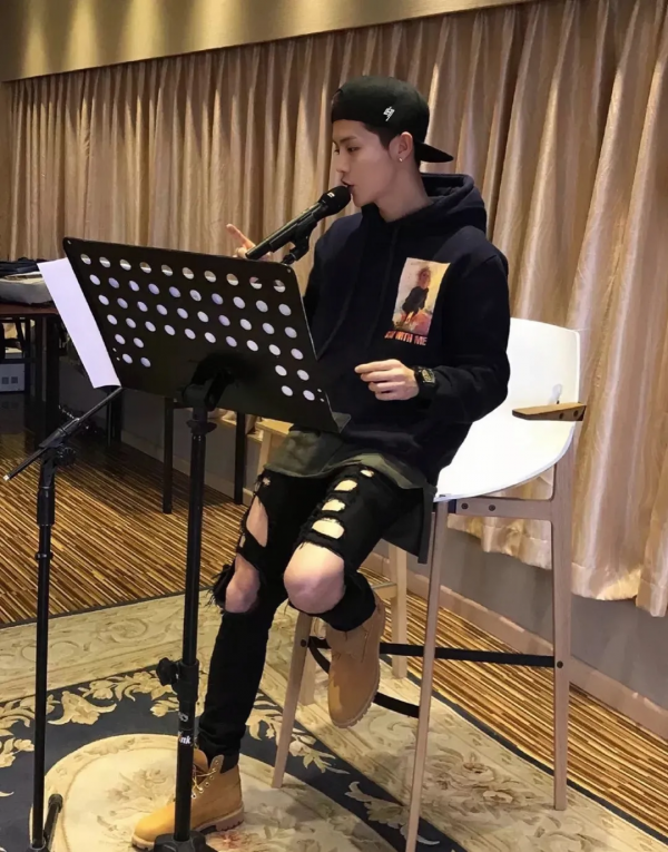 時尚就是不穿秋褲?王一博何洛洛搖了搖頭 時尚就是不穿秋褲?王一博何洛洛搖了搖頭