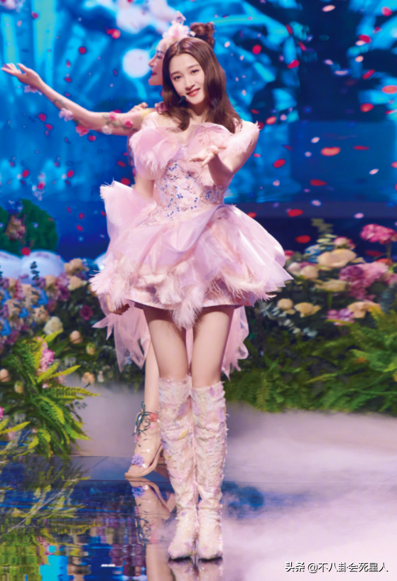 12位女星衛視春晚狀態！楊穎唐嫣美得亮眼，關曉彤大長腿厲害了