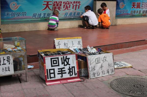 電池不能亂扔，大家都知道，家裡的舊手機，你知道如何處理嗎？