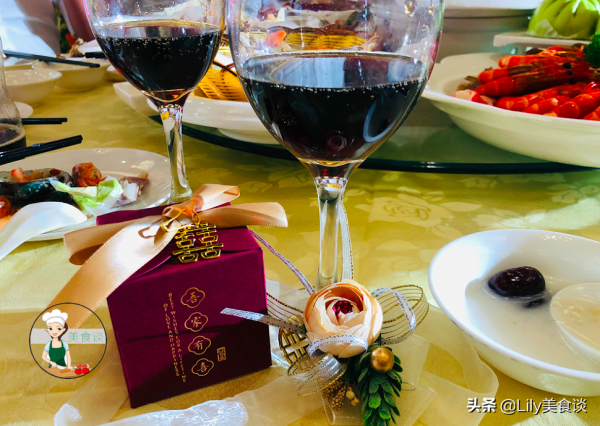 國慶假期吃酒席，隨禮500塊，滿滿一桌子的硬菜，客人吃了想打包