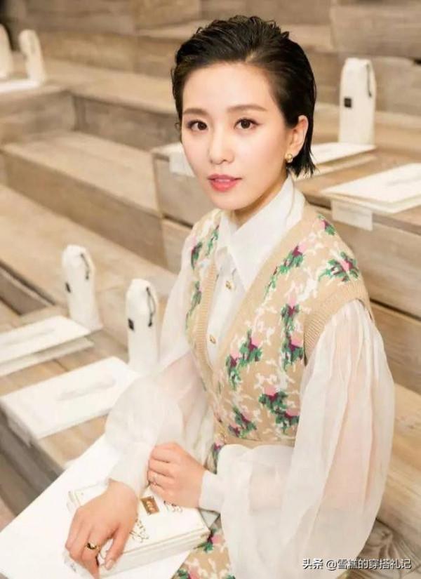 女人過了40，別刻意裝嫩！這3種打扮要不得，讓人笑話還沒氣質