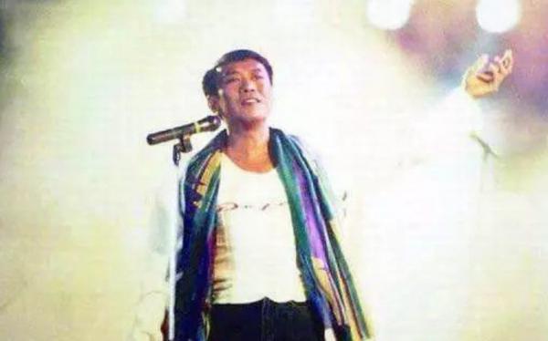 2002年羅文去世,劉鑾雄現身葬禮討債100萬,而張國榮卻為何缺席 2002年羅文去世,劉鑾雄現身葬禮討債100萬,而張國榮卻為何缺席