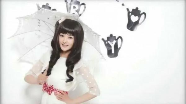 趙麗穎很早以前的代言，拿個鞋擺造型太中二了，我絕對的黑粉頭子