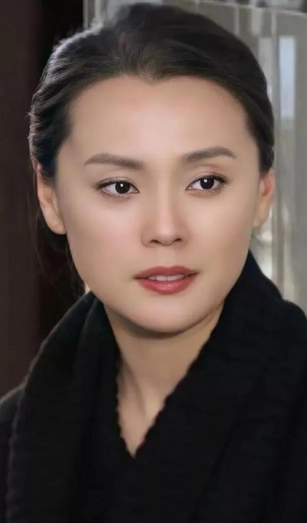 梁愛琪少有富貴形象，一笑一顰盡顯貴婦人