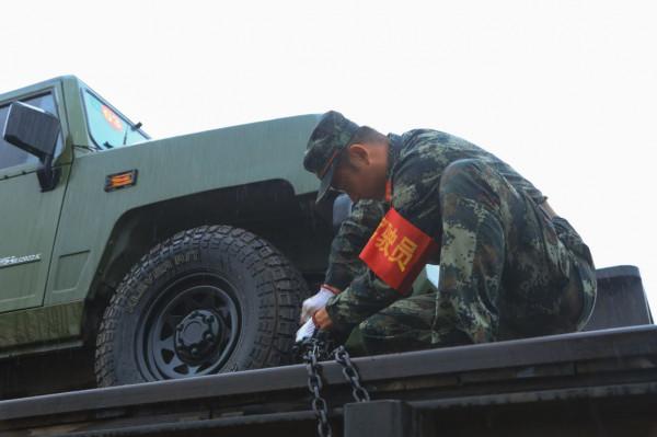 武警雨中開展鐵路投送裝載考核 提升遠端投送能力