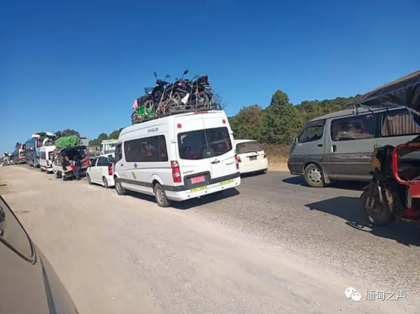 到處都在打仗！房子被炸！緬甸難民坐在地上，雙手合十為緬甸祈福