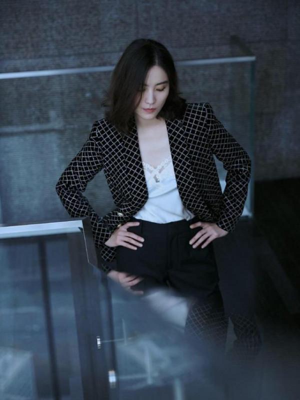 最近火了一種新穿法，叫“西裝+蕾絲吊帶”，蔣勤勤、宋佳都上頭