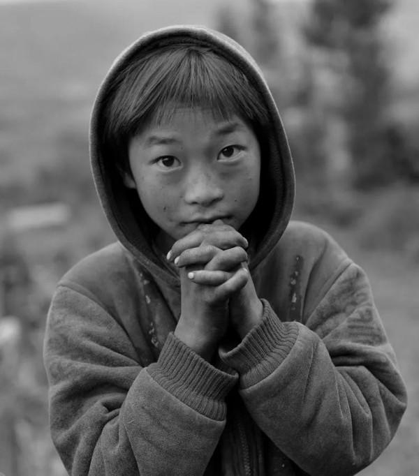 孤兒吃百家飯長大,28年後,他為每戶蓋一棟別墅,以謝養育之恩 孤兒吃百家飯長大,28年後,他為每戶蓋一棟別墅,以謝養育之恩