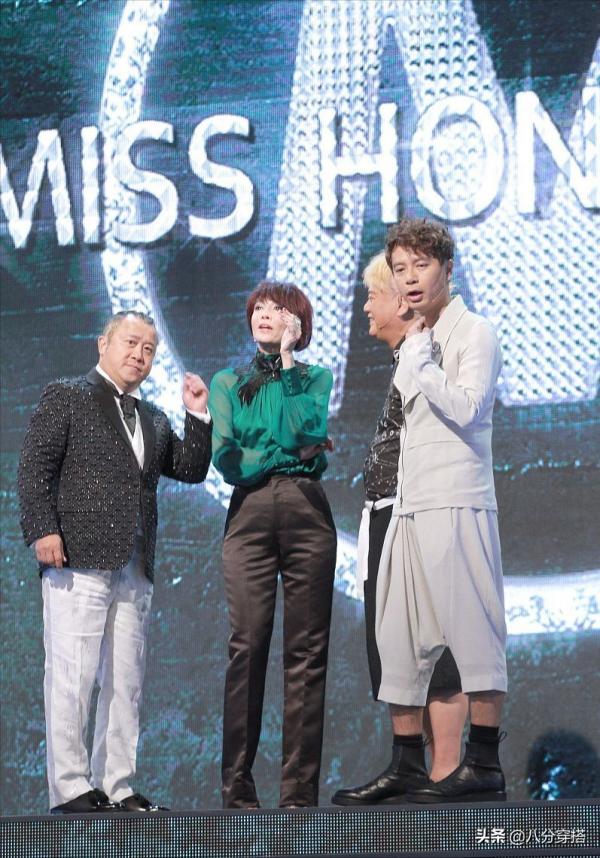 鄭裕玲雖是奶奶的年紀，穿綠色襯衫搭黑色長褲，氣質完勝孫女輩