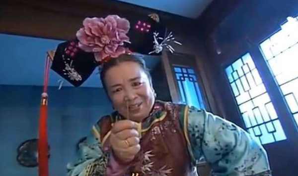 85歲李明啟現身春晚彩排！戴紅圍脖打扮樸素，歪頭打招呼好活潑