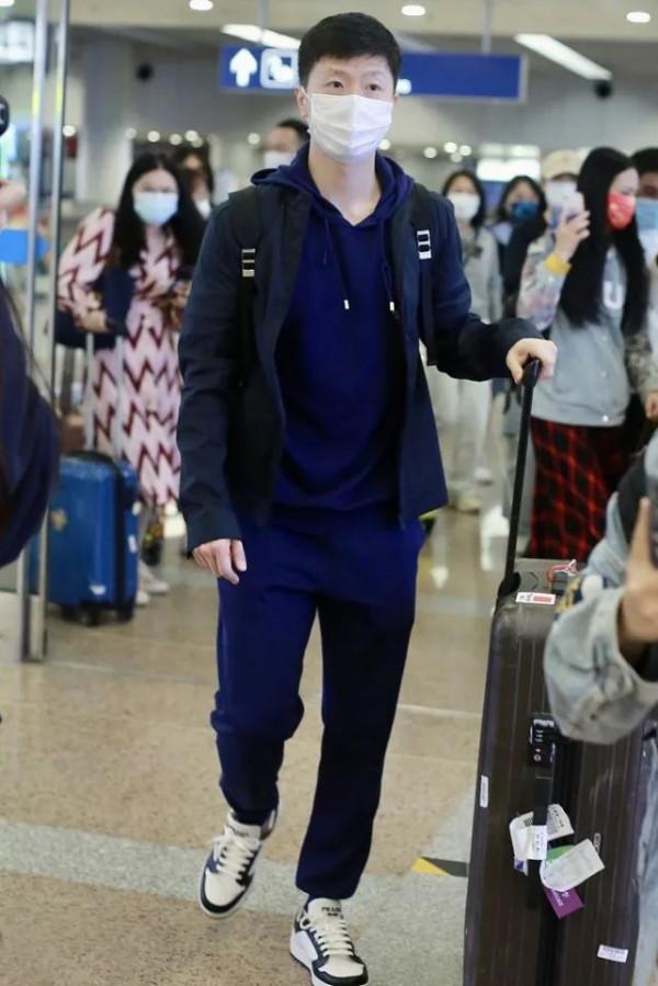 原來馬龍這麼會穿,拼接襯衫造型像潮流博主,拍時尚大片也很有範 原來馬龍這麼會穿,拼接襯衫造型像潮流博主,拍時尚大片也很有範