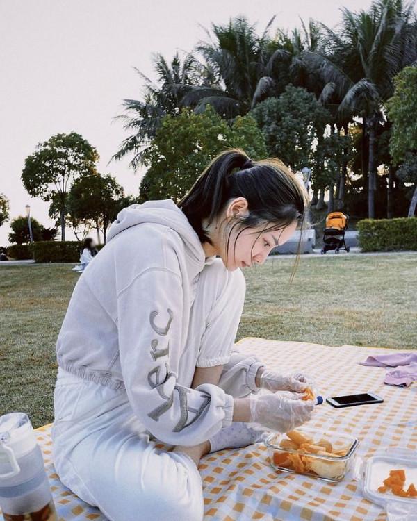 林峰帶妻女給大家拜年，懷抱女兒甜蜜出鏡，妻子張馨月變化大