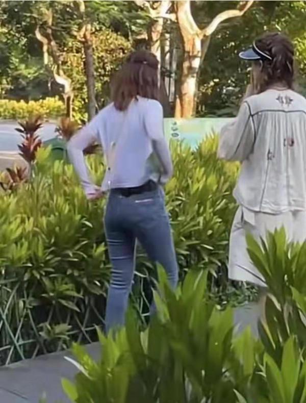 阿嬌阿Sa同框錄節目，身材路拍差別太大，網友：像明星與路人區別