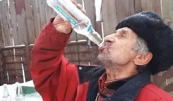 東北小夥說自己很能喝酒,到俄羅斯旅遊後不再說話了 東北小夥說自己很能喝酒,到俄羅斯旅遊後不再說話了