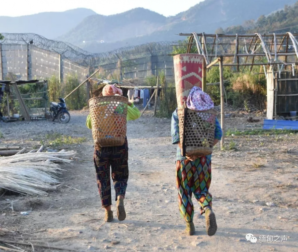 緬甸戰火不斷，上千人逃到緬中邊境線躲避，日子過得很苦