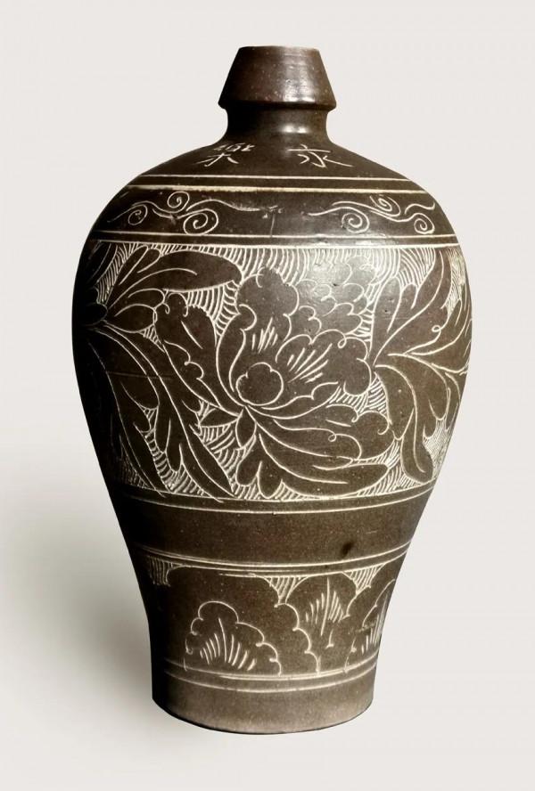 紀年銘文-明磁州窯褐地劃“永樂貳拾壹年”花卉紋梅瓶影象研析