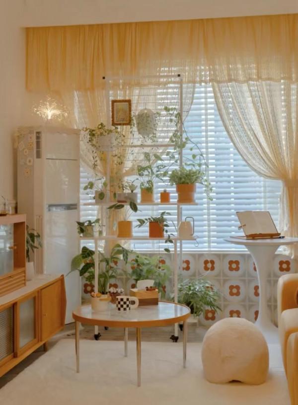 她家50㎡，不做吊頂不做背景牆，簡單走一圈石膏線，美得像童話