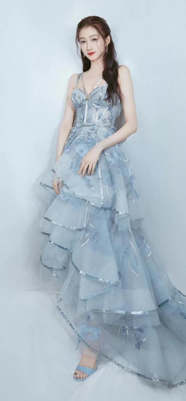 關曉彤,1997年9月17日出生於北京市,身高172釐米 關曉彤,1997年9月17日出生於北京市,身高172釐米