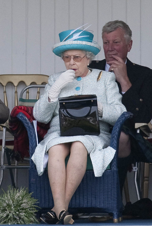 93歲女王冬天也光腿，比小21歲的卡米拉優雅，現今卻不得不用柺杖