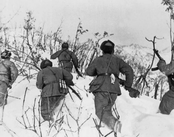 貴州86歲老兵接受慰問，牆上竟然掛著邱少雲的舊照，這是怎麼回事