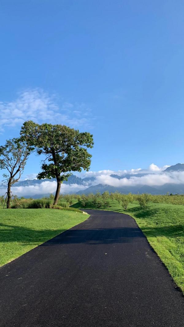 向山而行，坐在你身邊看雲