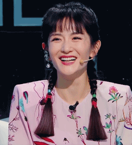 “人間喜神”謝娜，17歲北漂，被網路暴力16年，她經歷了什麼？