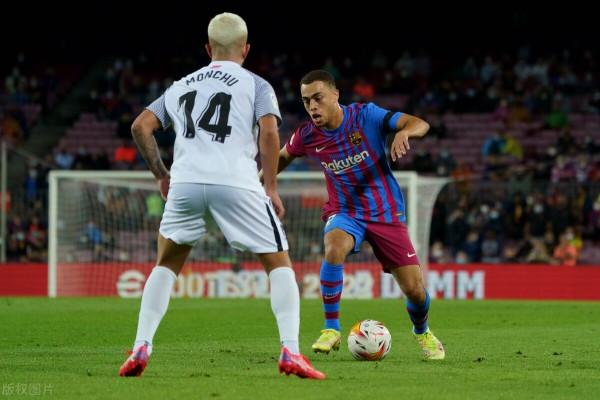 足球1V1進攻的4大關鍵點：如果只知道過人，你的天花板會很低