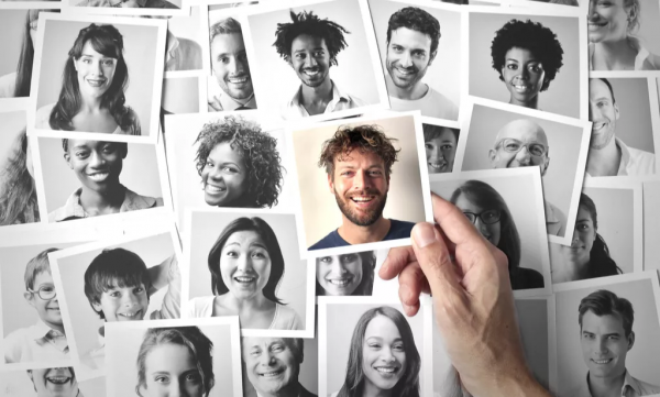 為什麼有的人總是自信滿滿？研究揭示：因為他們身邊的人不太一樣