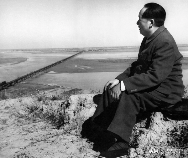 家宴上，毛主席抓著老人的手，對江青和大家說：你們知道他是誰嗎
