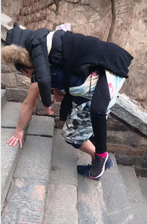 33歲山東男人,照顧癱瘓妻子13年,還揹著妻子登泰山看日出 33歲山東男人,照顧癱瘓妻子13年,還揹著妻子登泰山看日出