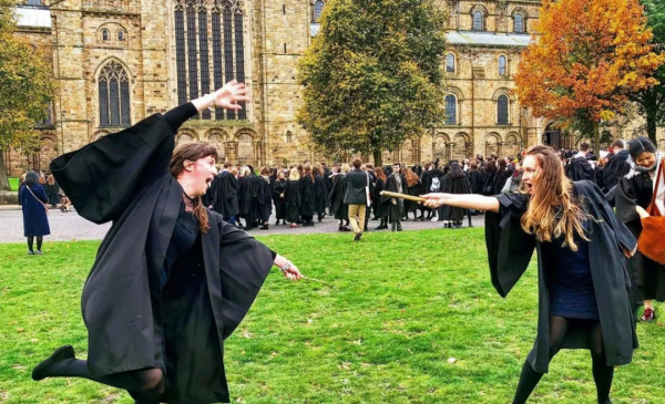 “霍格沃茨”為性工作者學生開課，英國吵翻了