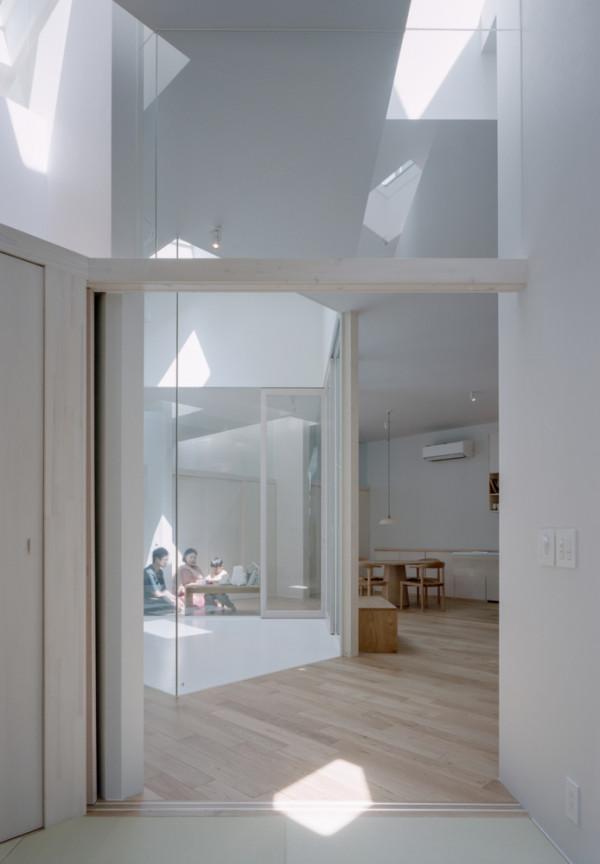 104㎡的住宅：為了能夠有一個安靜的家居空間，對外幾乎完全封閉