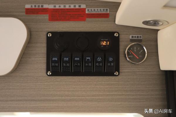 一車就能搞定吃、住、通勤？大通V90房車，4座1床，移動的公寓房