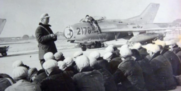 內奸敗類謀害7名戰友叛逃，周總理震怒，空24師臺海上空追殺叛徒