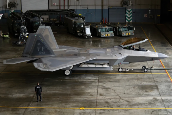 世界首款雙座五代機！當年美國PPT的F/B-22，讓殲-20實現了？