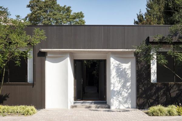 破舊的體育大樓改造成私人住宅:新與舊的碰撞 破舊的體育大樓改造成私人住宅:新與舊的碰撞