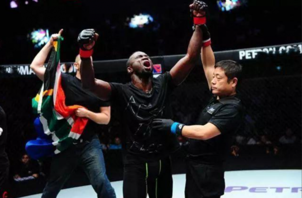 中國女孩，不顧反對遠嫁黑人拳手，生2娃遭拋棄，今生活一地雞毛