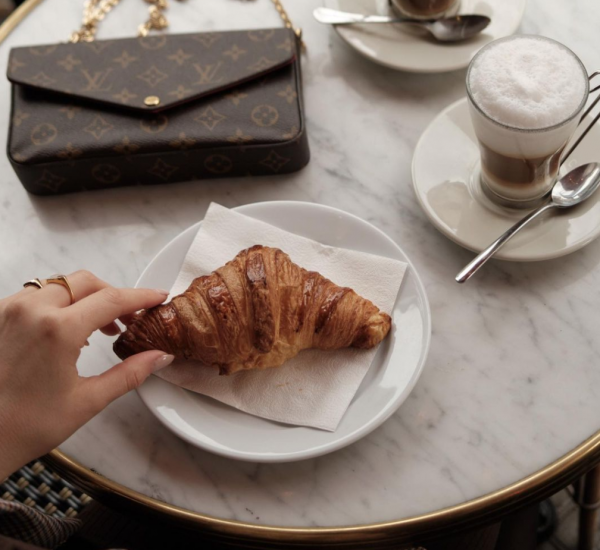 網紅“瞎吃”牛角麵包，惹怒巴黎人